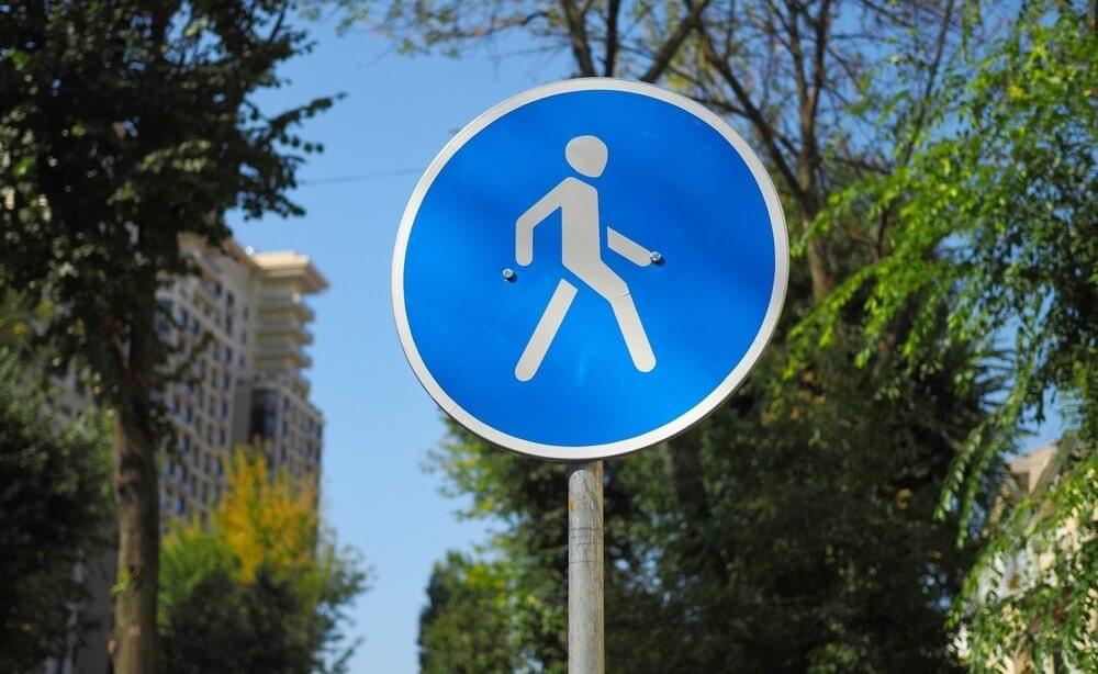 Предписывающий знак «Пешеходная дорожка»