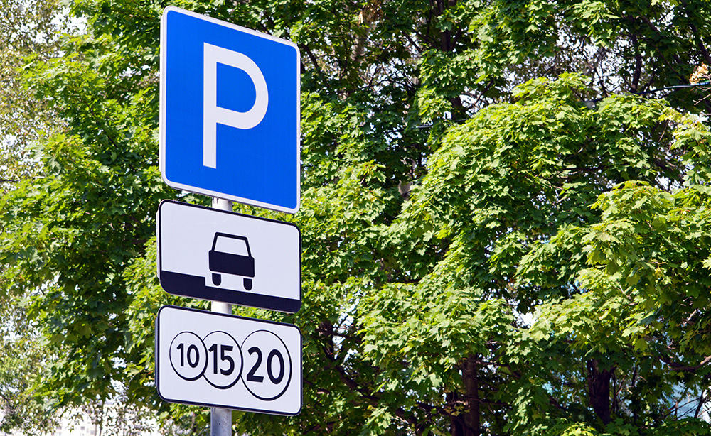 Знаки дополнительной информации «Способ постановки транспортного средства на стоянку» и «Платные услуги»