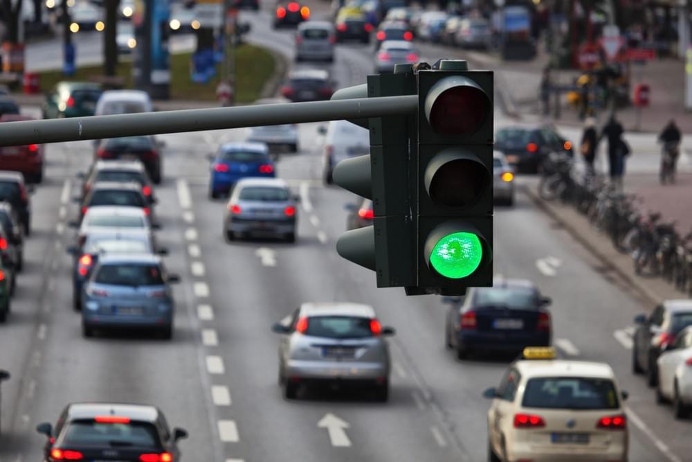 Светодиодный светофор на дороге 